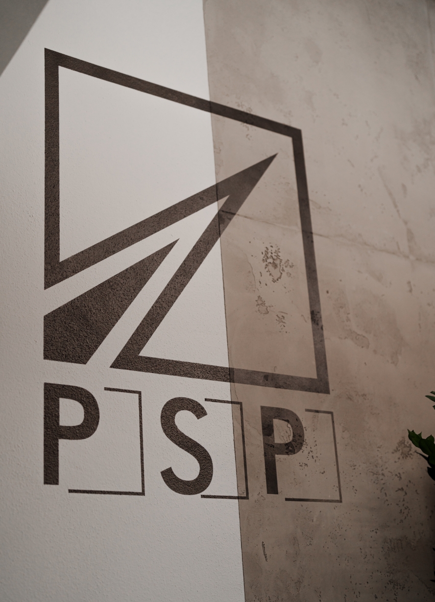 PSP Logo in Schwarz an der Wand.